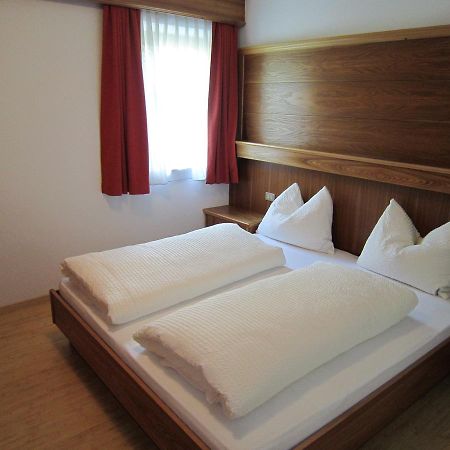 Aparthotel Garni Haus Hubertus Malles Venosta Exterior foto