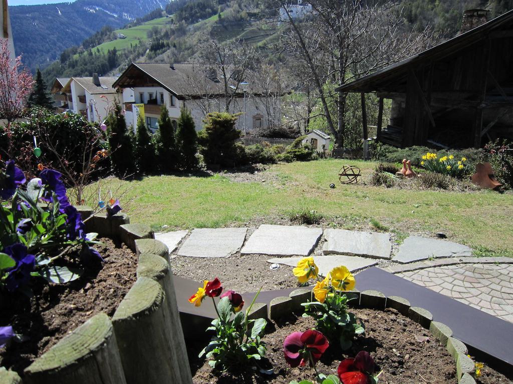 Aparthotel Garni Haus Hubertus Malles Venosta Exterior foto