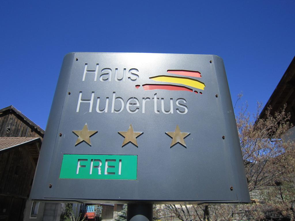 Aparthotel Garni Haus Hubertus Malles Venosta Exterior foto