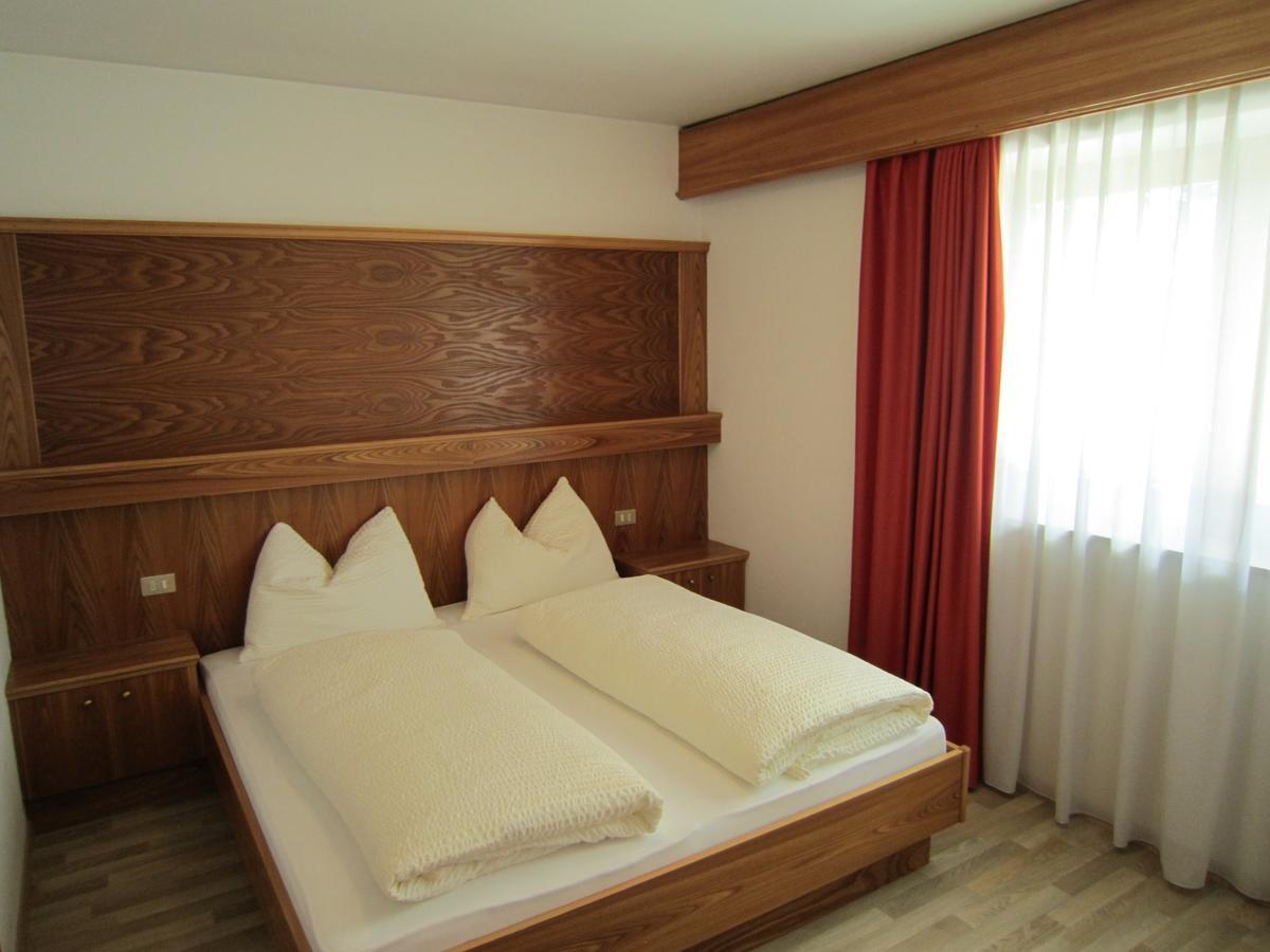 Aparthotel Garni Haus Hubertus Malles Venosta Exterior foto